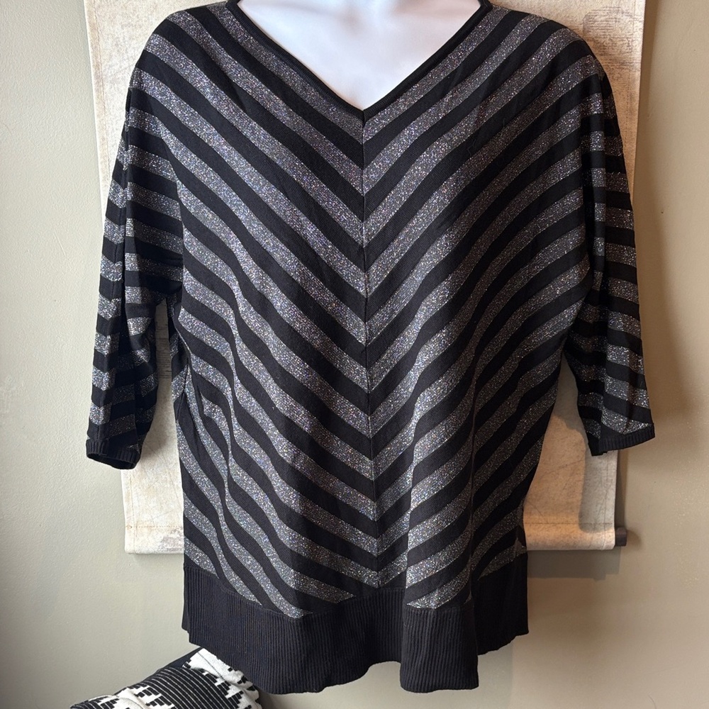 Carmen Marc Valvo Black and Gray V-Neck Top